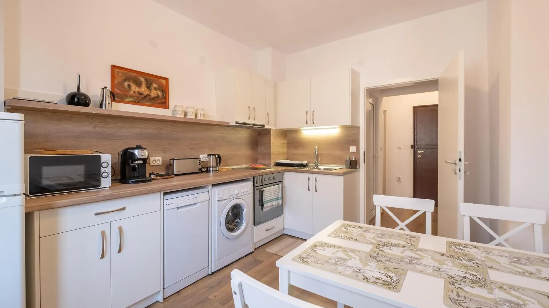 Peaceful Downtown Location - 2 Bedroom Apartment Σόφια
