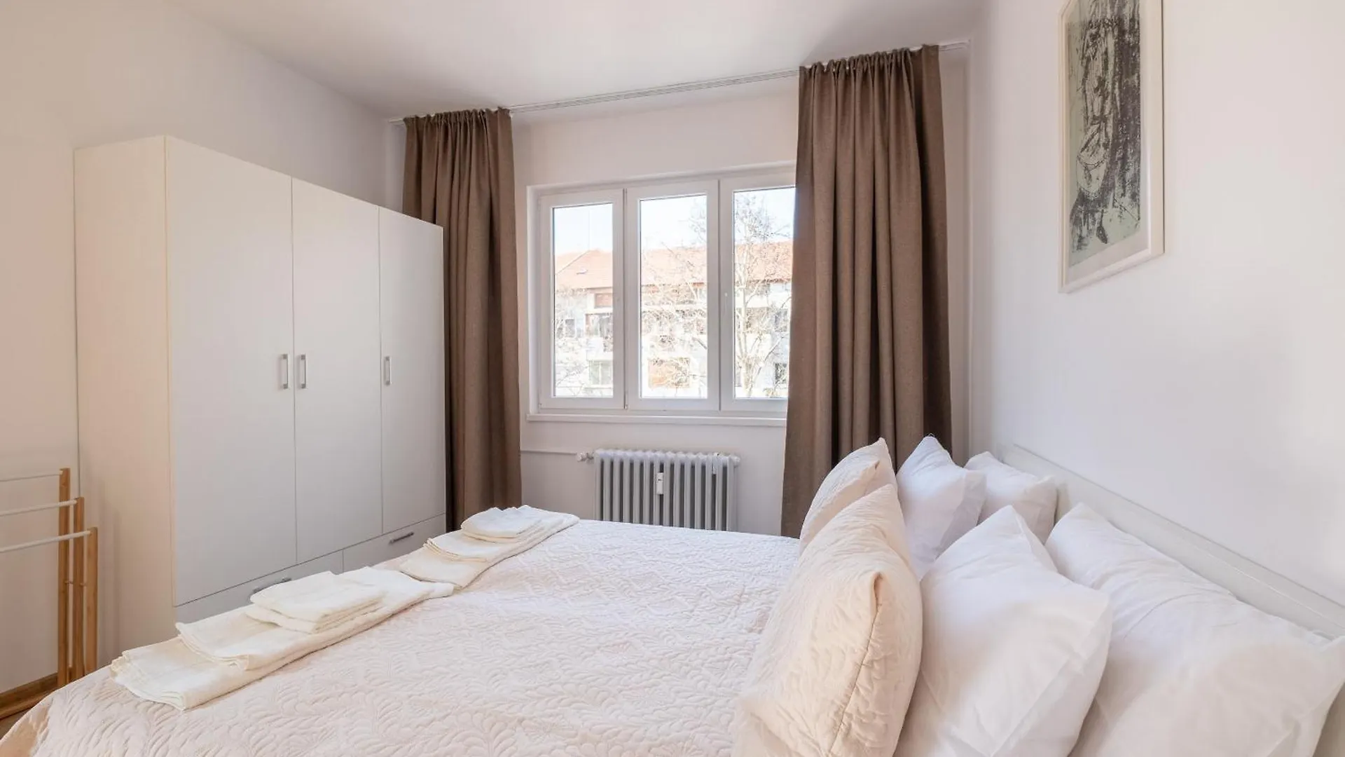 Peaceful Downtown Location - 2 Bedroom Apartment Σόφια