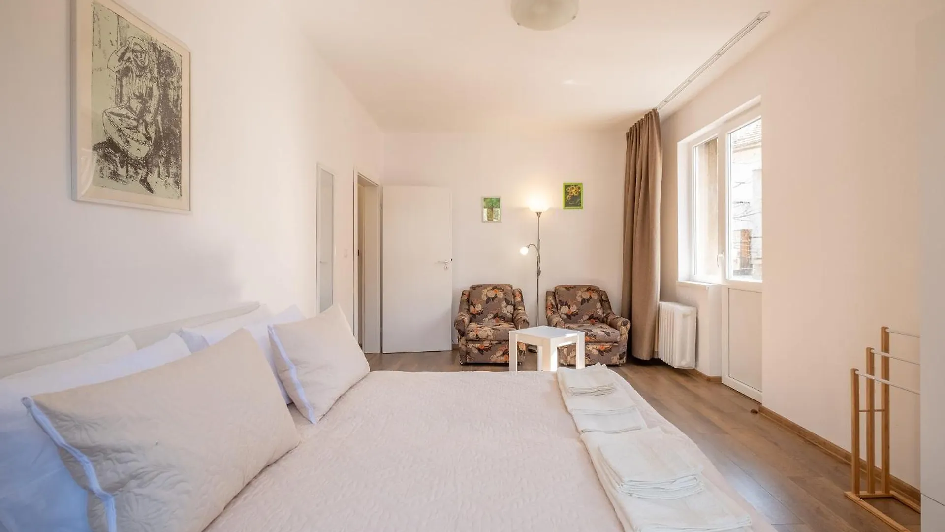 Peaceful Downtown Location - 2 Bedroom Apartment Σόφια