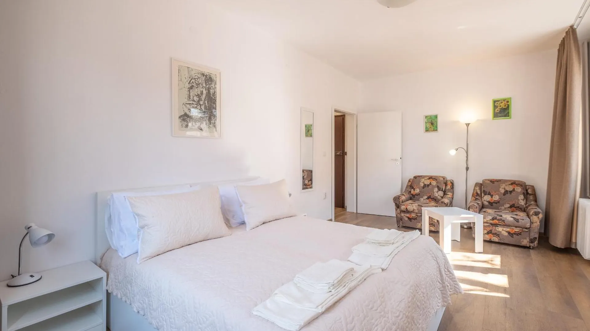 Peaceful Downtown Location - 2 Bedroom Apartment Σόφια 0*,