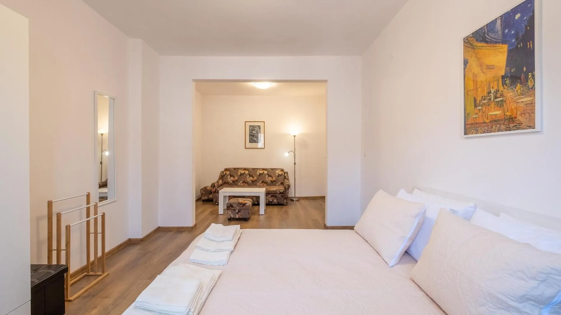 Peaceful Downtown Location - 2 Bedroom Apartment Σόφια